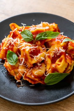 Domates soslu İtalyan tortellini makarnası - İtalyan yemeği tarzı.