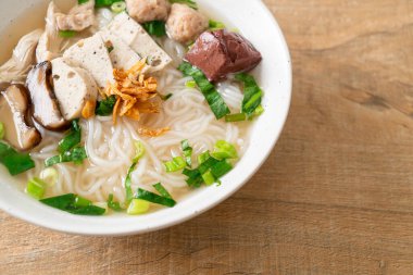 Vietnam Pirinç Erişte Çorbası ve Vietnam Sosisi sebze ve çıtır soğan sundu. Asya usulü.