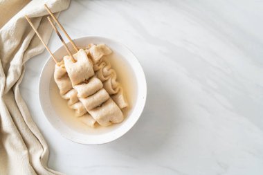 Odeng - Kore usulü balık şiş çorbası - Kore sokak yemeği tarzı