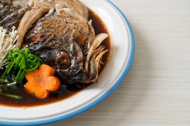 Soya soslu kaynamış balık kafası - Japon yemeği tarzı.