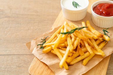 Patates kızartması ya da ekşi krema ve ketçaplı patates cipsi.