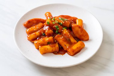 Baharatlı sosisli Kore pirinç keki çubuğu (Tteokbokki) - Kore yemeği tarzı