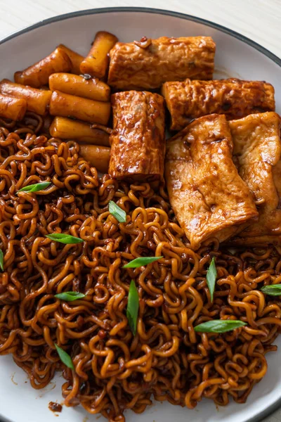 Odeng ve Omuk 'lu Jajangmyeon ya da Jajangmyeon - Kore usulü fasulye soslu balık köfteli Kore eriştesi - Kore yemeği tarzı