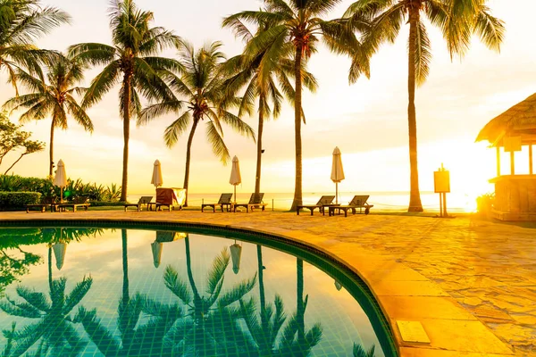 Guarda Chuva Cadeira Torno Piscina Resort Hotel Com Nascer Sol — Fotografia de Stock