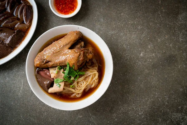 Kahverengi çorbalı ağır ateşte pişmiş ördek eriştesi. Asya usulü.