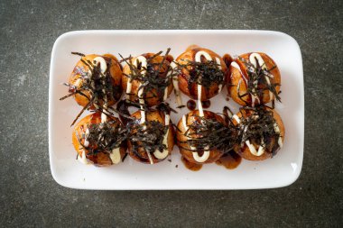 Takoyaki köftesi ya da ahtapot köftesi - Japon yemeği tarzı.