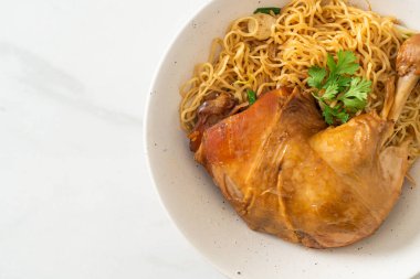 Kurutulmuş erişte ve haşlanmış tavuk kasesi. Asya usulü.