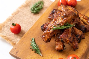 Biberiye ve domatesli ızgara pirzola.