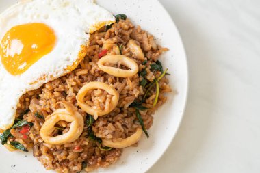 Tayland usulü sahanda kalamar ve fesleğenli pilav. Asya usulü.