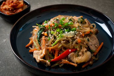 Japchae ya da karışık Kore vermicelli erişte sebzeli ve üzerine beyaz susamlı domuz eti - Kore geleneksel yemek tarzı