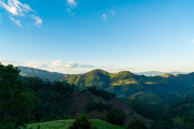 Chiang Rai, Tayland 'da mavi gökyüzü olan güzel bir dağ tepesi.