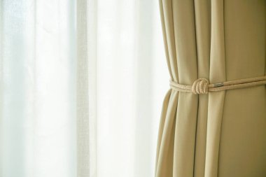 Pencere ve güneş ışığıyla güzel bir perde