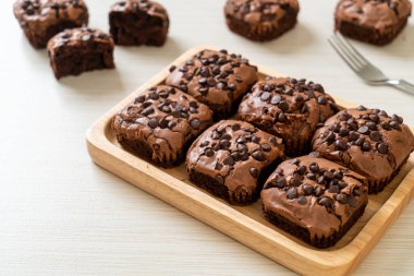 Üstünde çikolata parçacıkları olan çikolatalı browniler.