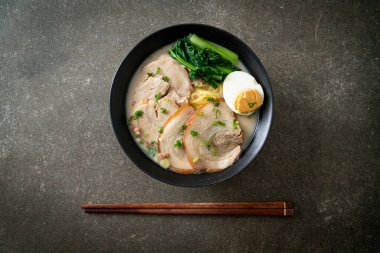 Domuz etli ve yumurtalı erişte çorbası ya da Tonkotsu eriştesi Japon yemeği tarzı.