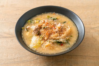 Tayland usulü domuz etli Sukiyaki Çorbası ya da sukiyaki çorbası içinde domuz ve sebzeli haşlanmış vermicelli Asya yemeği.