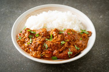 Tavuklu tikka masala, tabakta pilav, Hint yemeği tarzı.
