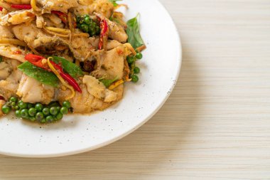 Balık ve otla karıştırılmış kutsal fesleğen. Asya usulü.