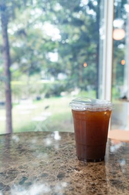 Kahve dükkanında ve restoranda Americano kahvesi.