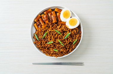 Jjajang Rabokki - Kore hazır eriştesi veya Kore pirinçli Ramyeon veya Tteokbokki ve siyah fasulye soslu yumurta - Kore yemeği tarzı