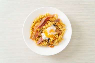 Carbonara fusilli makarna baharatlı pastırma - İtalyan yemeği tarzı.