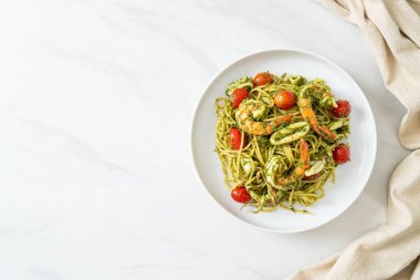 Ev yapımı pesto soslu deniz mahsullü spagetti sağlıklı yemek tarzı.