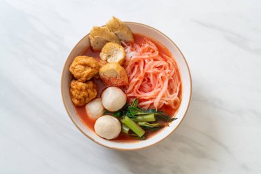 Balık köfteli küçük pirinç erişteleri ve pembe çorbada karides topları, Yen Ta Four veya Yen Ta Fo - Asya yemeği tarzı