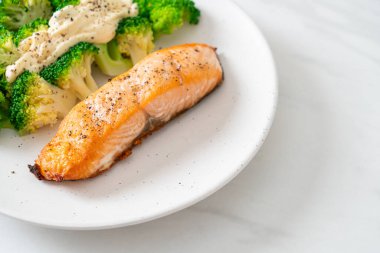 Brokolili ızgara somon bifteği. Sağlıklı yemek tarzı.