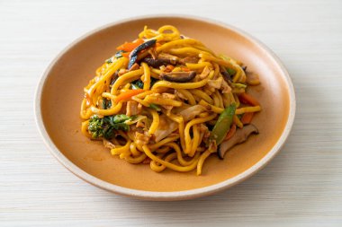 Vejetaryen usulü sebzeli kızarmış yakisoba eriştesi. Vejetaryen ve vejetaryen yemek tarzı.