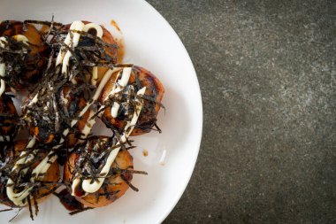 Takoyaki köftesi ya da ahtapot köftesi - Japon yemeği tarzı.