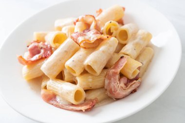 Beyaz soslu ve pastırmalı ev yapımı spagetti rigatoni makarna. İtalyan usulü.
