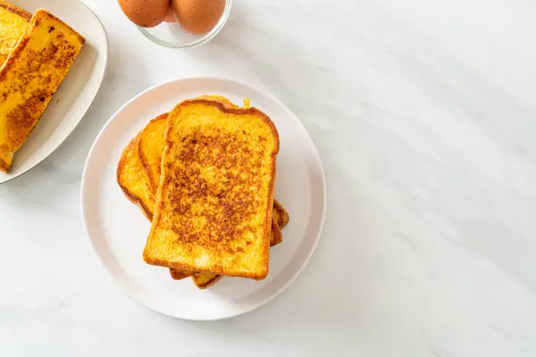 Γαλλικό Τοστ Λευκό Πιάτο Για Πρωινό — Φωτογραφία Αρχείου