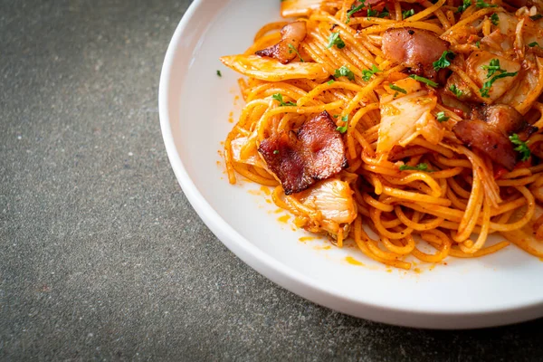 Smażone Spaghetti Kimchi Bekonem Stylu Żywności Fusion — Zdjęcie stockowe