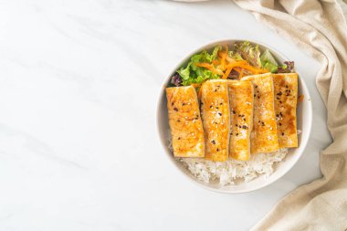 Teriyaki tofu pirinç kasesi - vejetaryen ve vejetaryen yemek tarzı