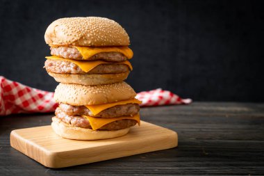 Domuz burger veya ahşap tahtada peynirli domuz burger.