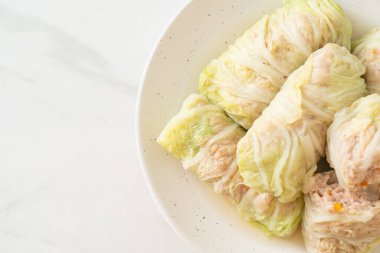 Çin lahanasına sarılı ev yapımı kıymalı domuz eti ya da haşlanmış lahana.