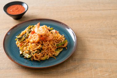 Karıştırılmış hazır erişteli sukiyaki, karidesli, Asya usulü.