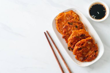 Kore kimçili krep veya Kimçijeon - Kızarmış yumurta, kimçi ve un - Kore geleneksel yemek tarzı