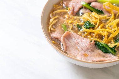 Soslu domuz etli çıtır erişte, Asya usulü.