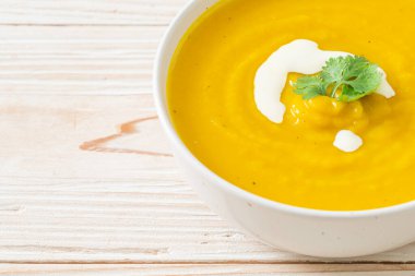 Beyaz kasede kabak çorbası - vejetaryen ve vejetaryen yemek tarzı