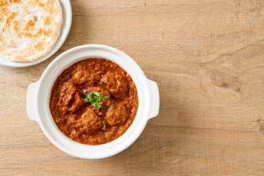 Hint usulü tavuk tikka masala baharatlı körili et yemeği roti veya naan ekmeği.