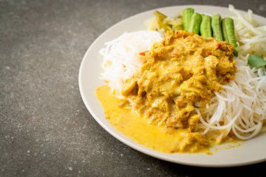 Tayland Pirinç Eriştesi ve Yengeç Körisi ve Çeşitli Sebzeler Tayland yerel güney yemekleri