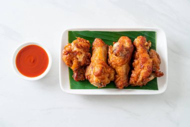 Balık soslu kızarmış tavuk budu.