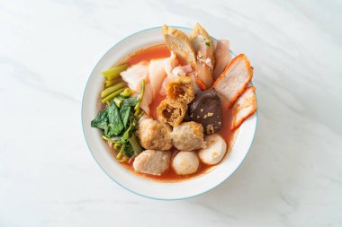 Pembe çorbayla köfteli erişte mi yoksa Asya usulü dört erişte mi?