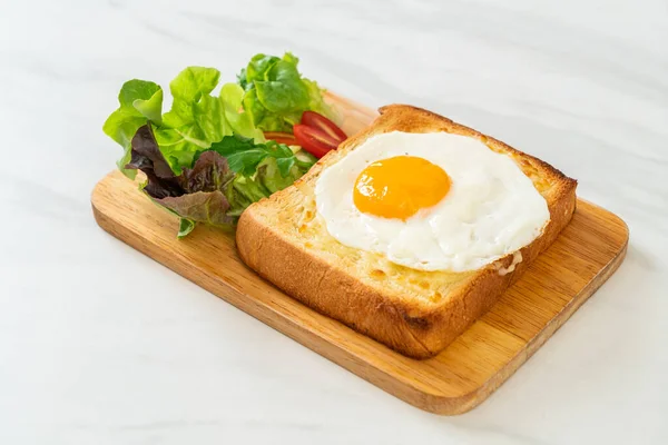 Домашній Хліб Підсмажений Сиром Смаженим Яйцем Зверху Овочевим Салатом Сніданок — стокове фото
