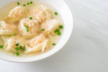 Beyaz kasede karides köftesi çorbası, Asya yemeği tarzı.