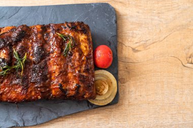 Izgara ve ızgara domuz pirzolası.