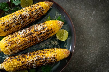 Barbekü ve ızgara mısır, peynirli ve limonlu