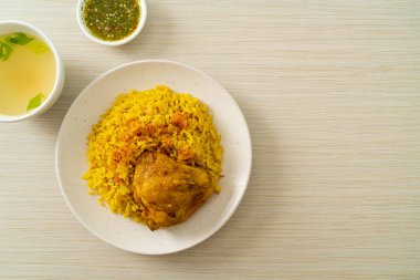 Biryani tavuğu veya körili pilav ve tavuk - Hint biryani 'sinin Tayland-Müslüman versiyonu, mis kokulu sarı pirinç ve tavuk - Müslüman yemek tarzı