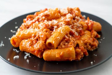 Peynirli bolonez rigatoni makarna - geleneksel İtalyan makarnası