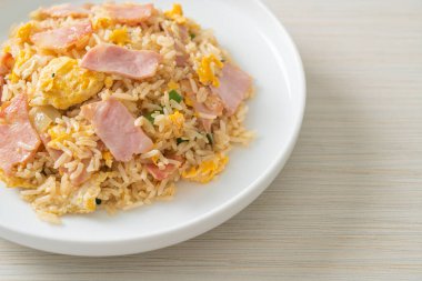 Beyaz tabakta ev yapımı jambonlu pilav.